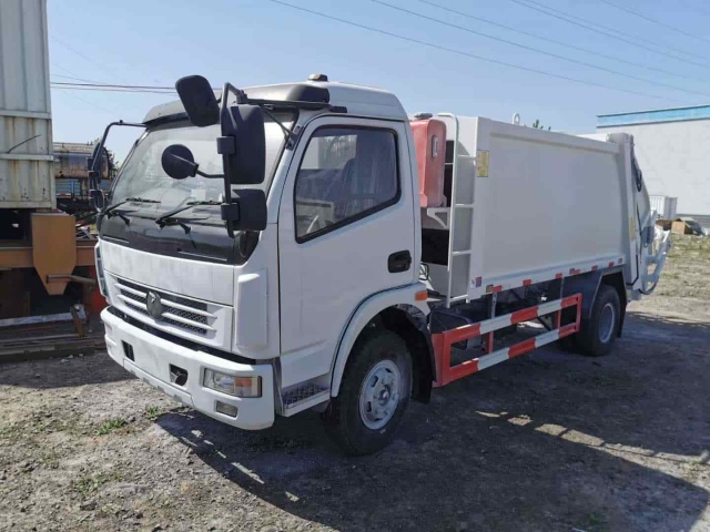 Dongfeng Dolica 4x2 7.5 cubic meter compressed garbage truck