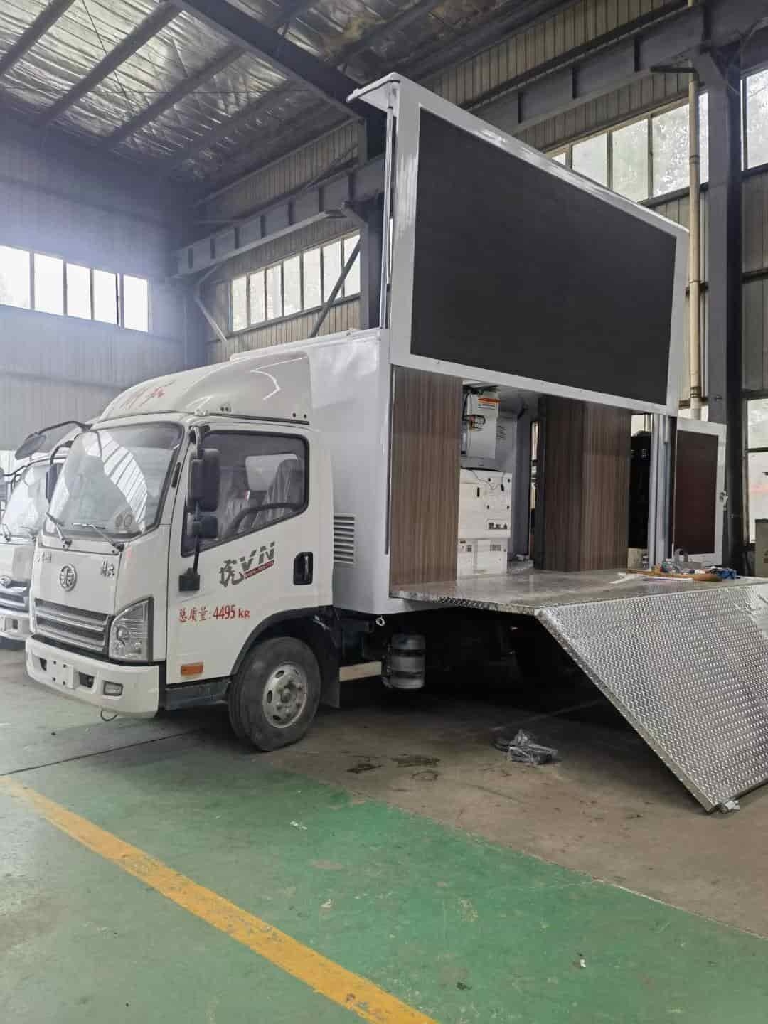 Customized installation of Jiefang LED advertising vehicles in bedrooms and bathrooms
