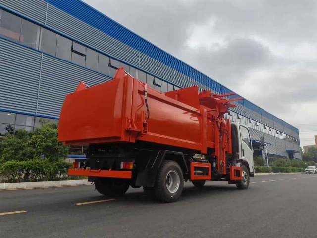 Isuzu 9 cubic meter side-loading compactor garbage truck