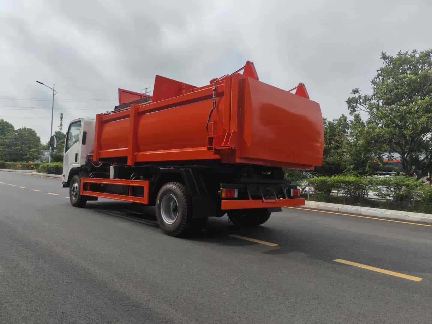 Isuzu 9 cubic meter side-loading compactor garbage truck