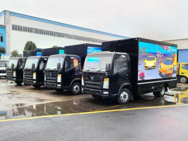 Sinotruk LED advertising vehicle, three-sided color screen splicing 3D magic cube screen