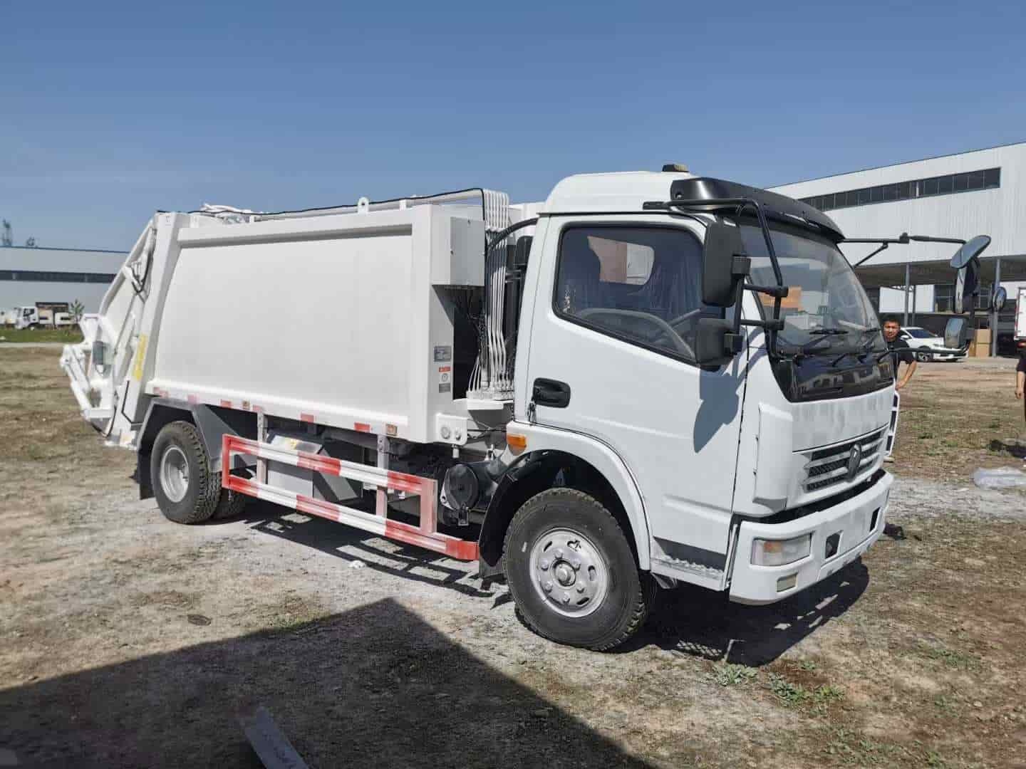 Dongfeng Dolica 4x2 7.5 cubic meter compressed garbage truck