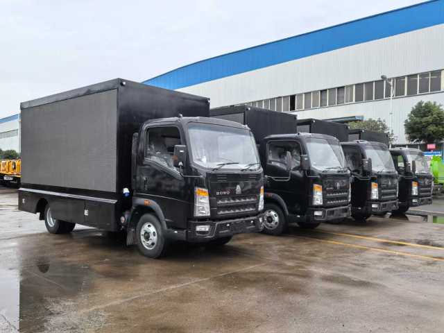 Sinotruk LED advertising vehicle, three-sided color screen splicing 3D magic cube screen