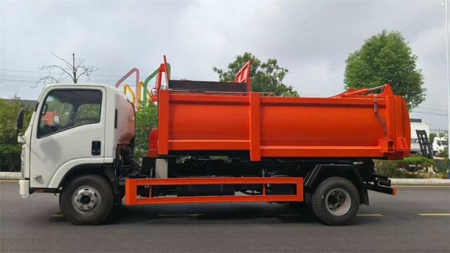 Isuzu 9 cubic meter side-loading compactor garbage truck