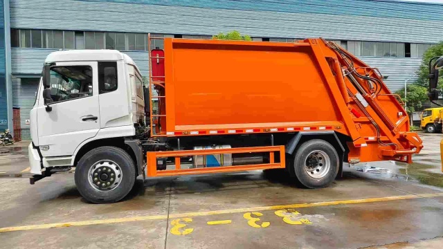 Dongfeng 14 cubic meter compressed garbage truck