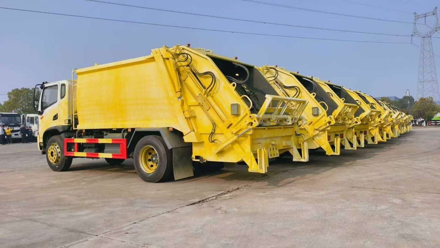 12 Dongfeng 10-cubic-meter compressed garbage trucks