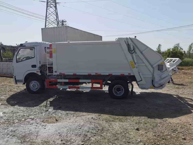 Dongfeng Dolica 4x2 7.5 cubic meter compressed garbage truck