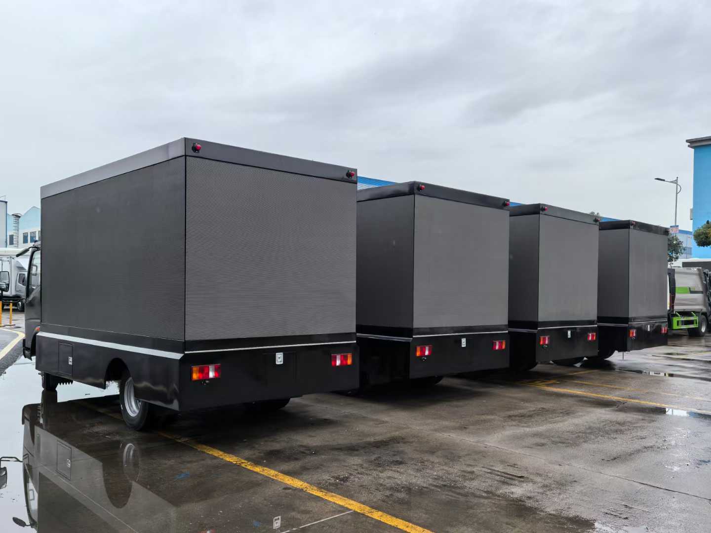 Sinotruk LED advertising vehicle, three-sided color screen splicing 3D magic cube screen