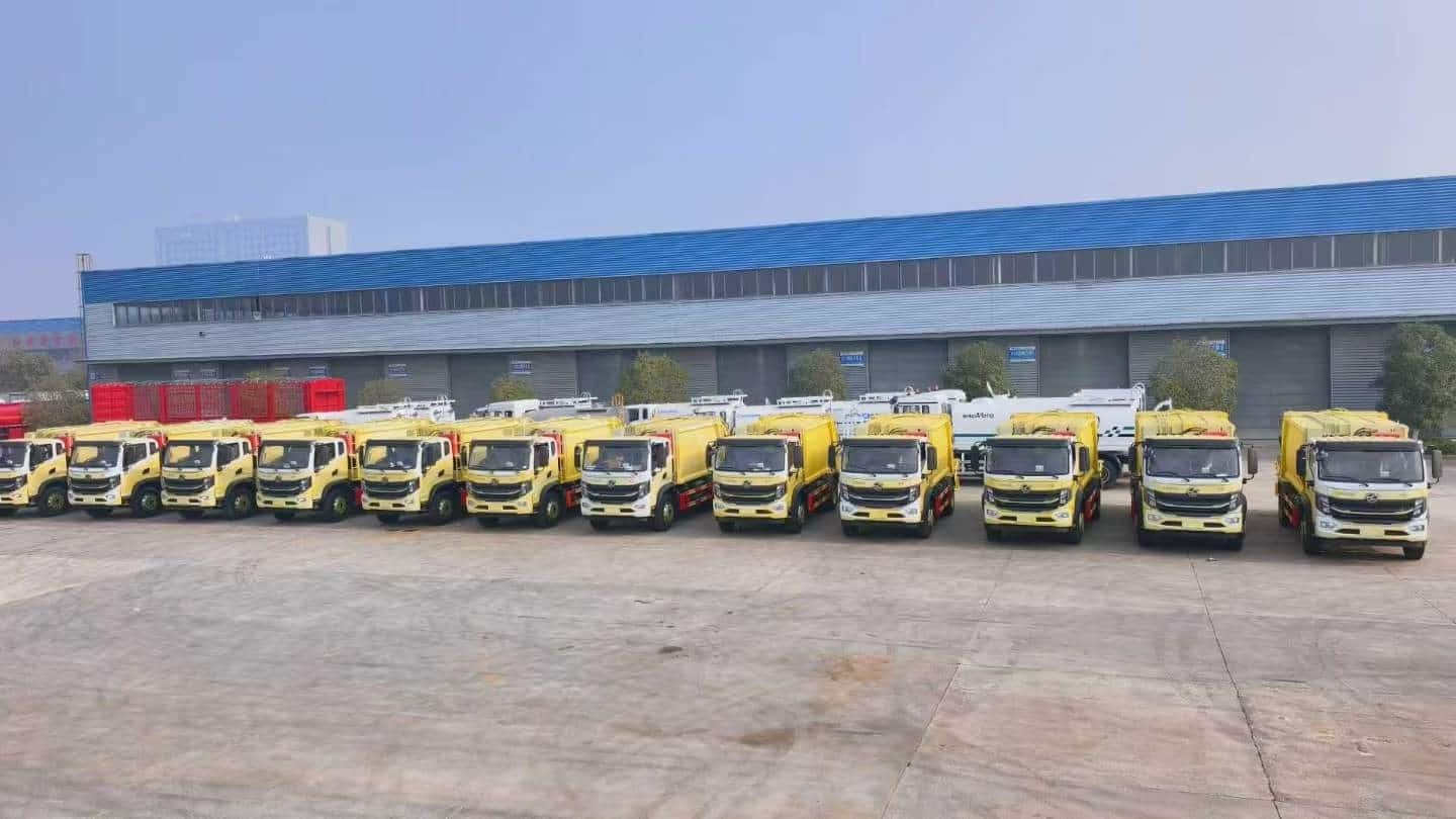 12 Dongfeng 10-cubic-meter compressed garbage trucks