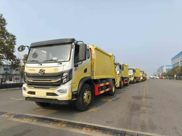 12 Dongfeng 10-cubic-meter compressed garbage trucks