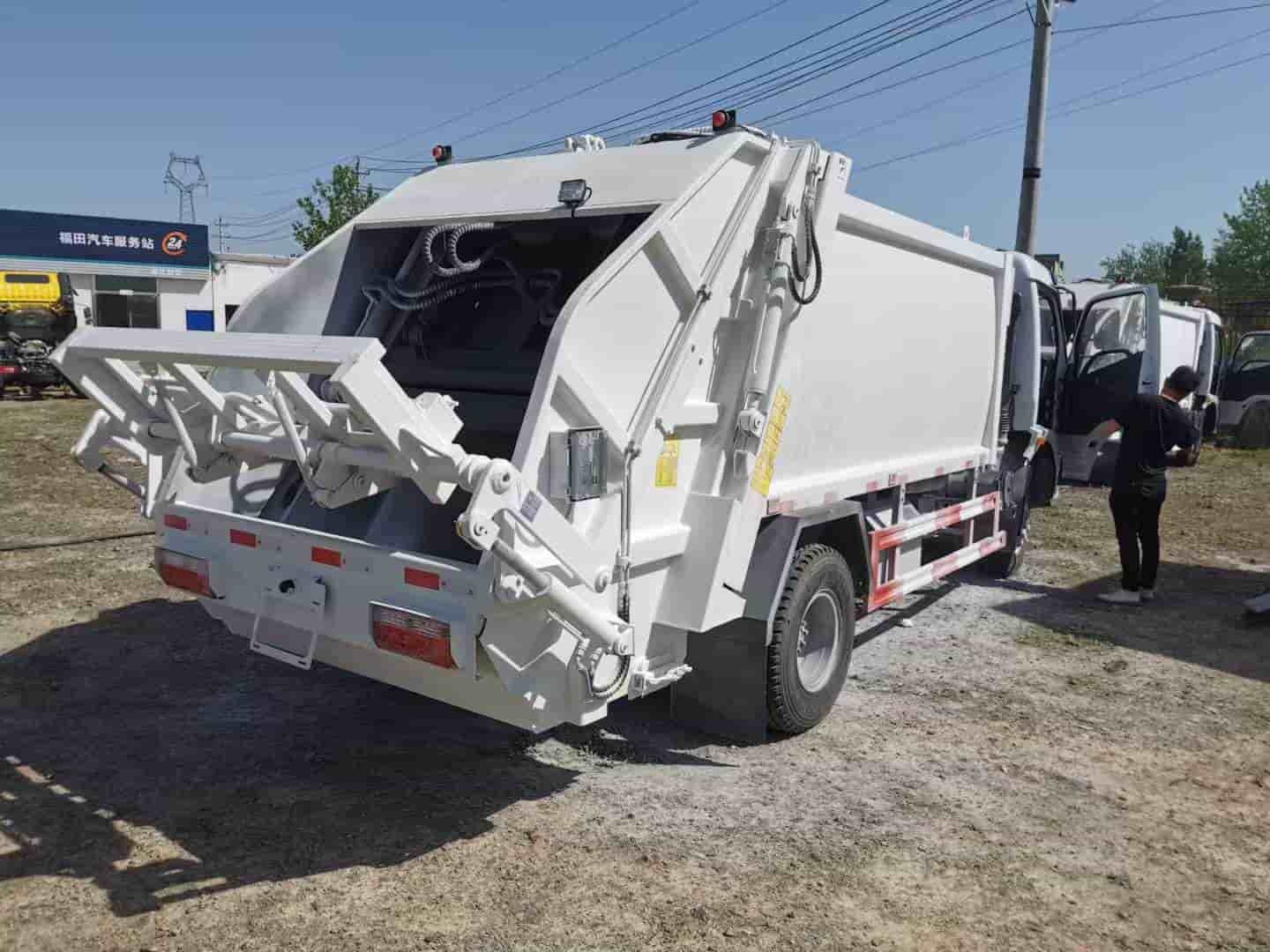 Dongfeng Dolica 4x2 7.5 cubic meter compressed garbage truck