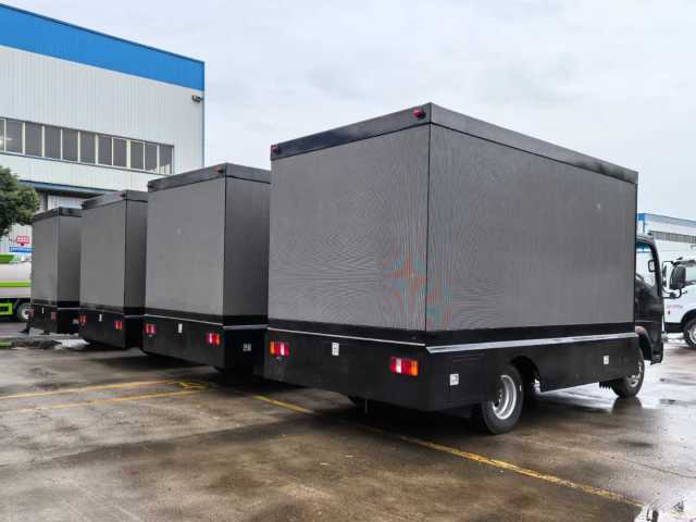 Sinotruk LED advertising vehicle, three-sided color screen splicing 3D magic cube screen