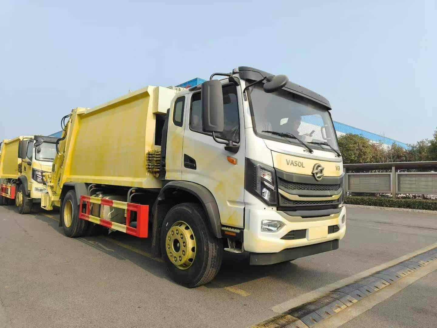 12 Dongfeng 10-cubic-meter compressed garbage trucks
