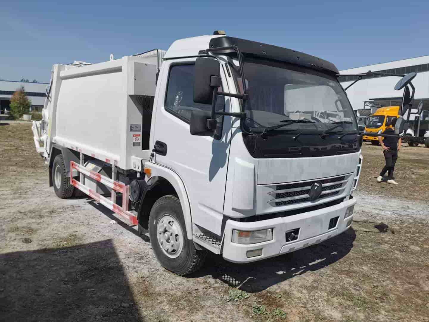 Dongfeng Dolica 4x2 7.5 cubic meter compressed garbage truck