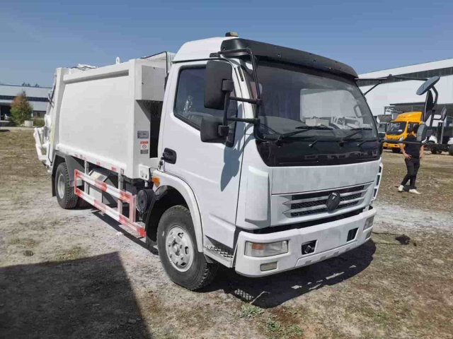 Dongfeng Dolica 4x2 7.5 cubic meter compressed garbage truck