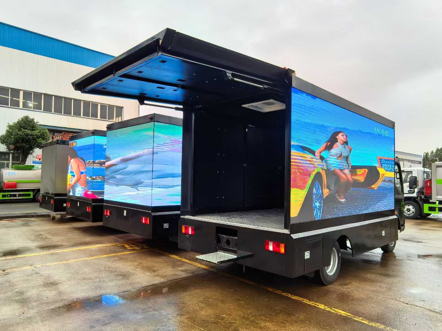 Sinotruk LED advertising vehicle, three-sided color screen splicing 3D magic cube screen