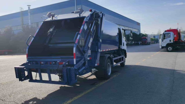Jiefang right-hand drive 8 cubic meter compressed garbage truck