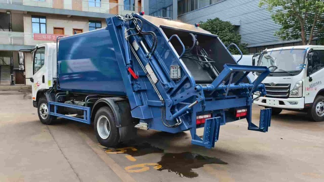 Jiefang right-hand drive 7 cubic meter compressed garbage truck
