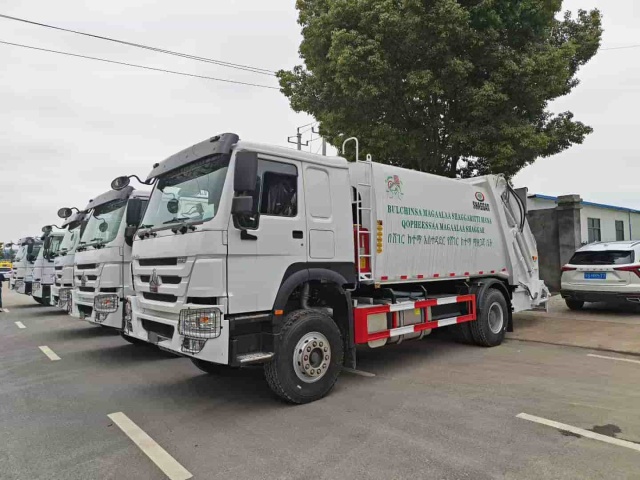 Sinotruk HOWO 5-ton rear-loading compressed garbage truck