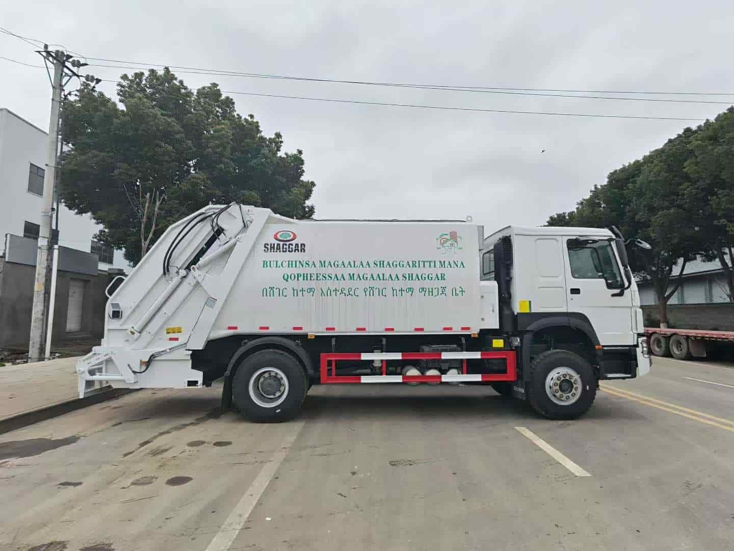 Sinotruk HOWO 5-ton rear-loading compressed garbage truck