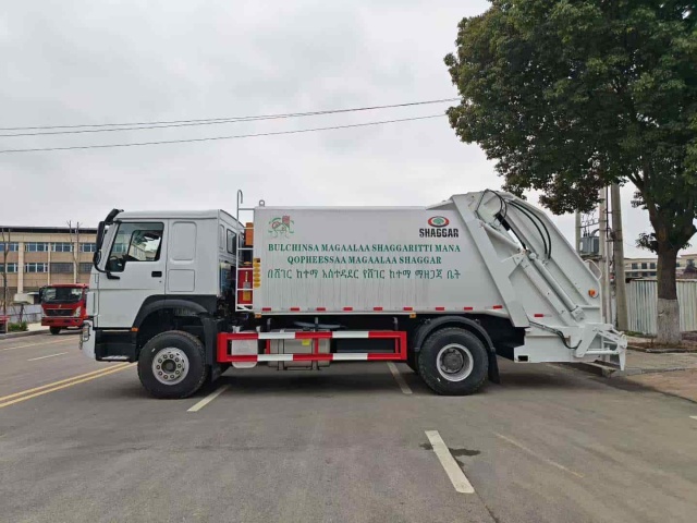 Sinotruk HOWO 5-ton rear-loading compressed garbage truck