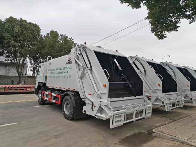 Sinotruk HOWO 5-ton rear-loading compressed garbage truck