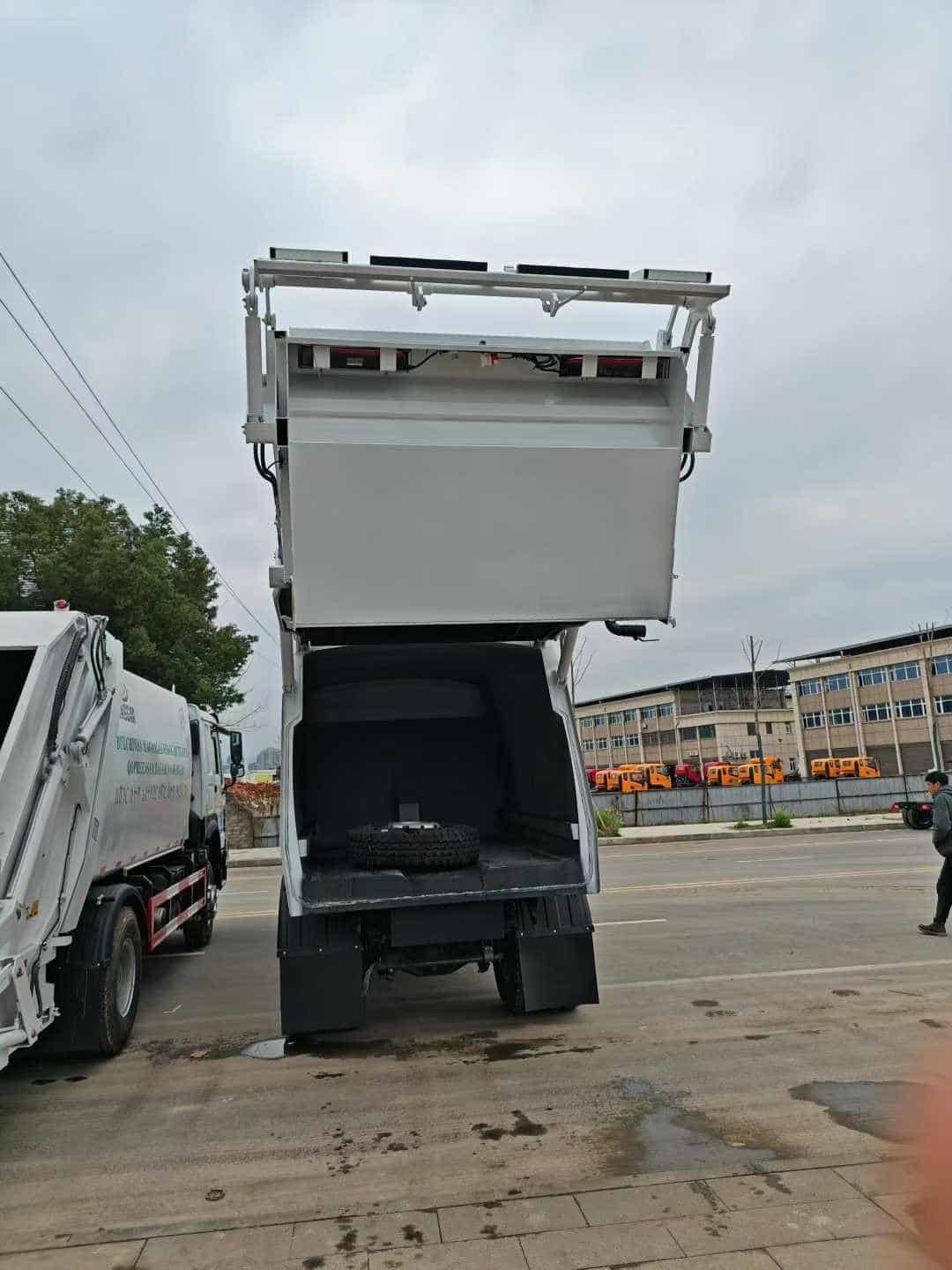 Sinotruk HOWO 5-ton rear-loading compressed garbage truck