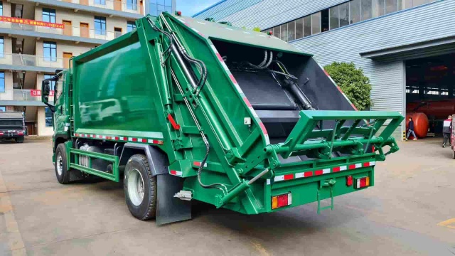 Isuzu Giant 16 cubic meter compressed garbage truck