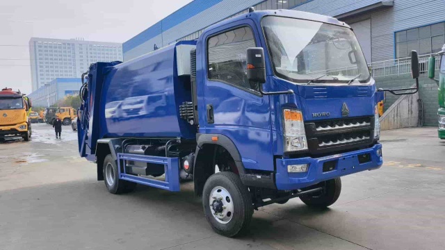 Sinotruk Howo 4x4 Drive 8 Cubic Meter Compactor Garbage Truck