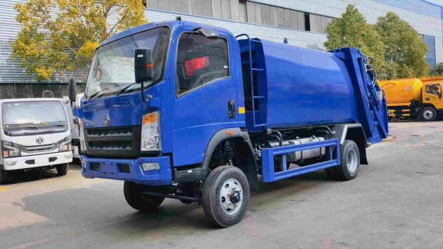 Sinotruk Howo 4x4 Drive 8 Cubic Meter Compactor Garbage Truck