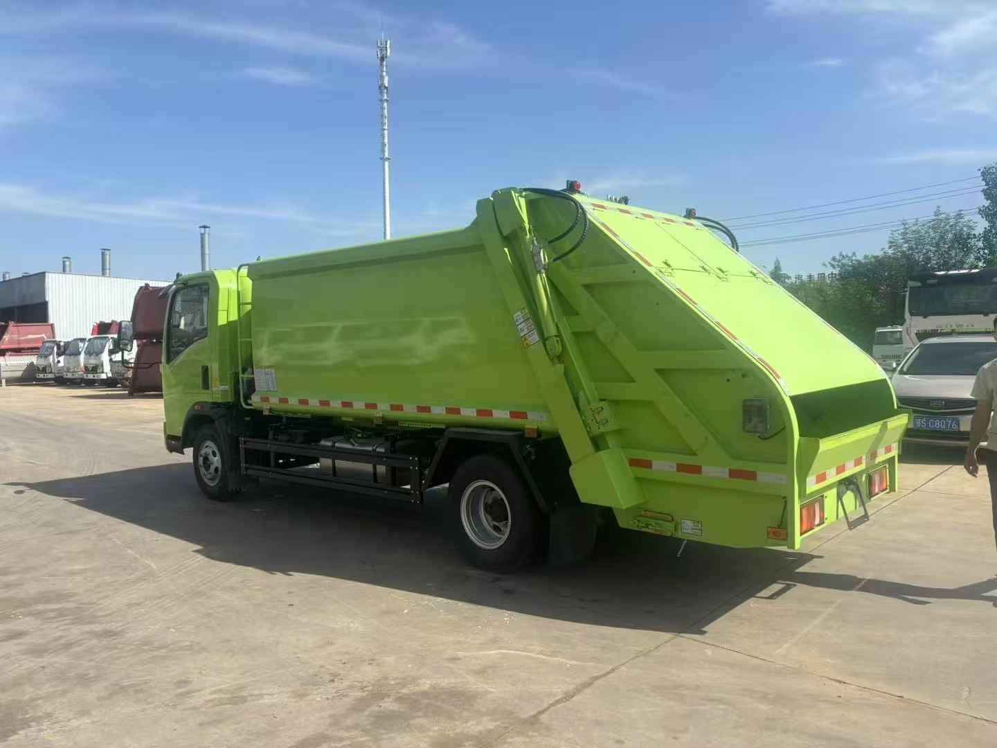 Sinotruk compressed garbage truck customized apple green