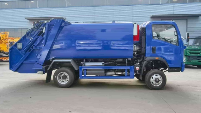 Sinotruk Howo 4x4 Drive 8 Cubic Meter Compactor Garbage Truck