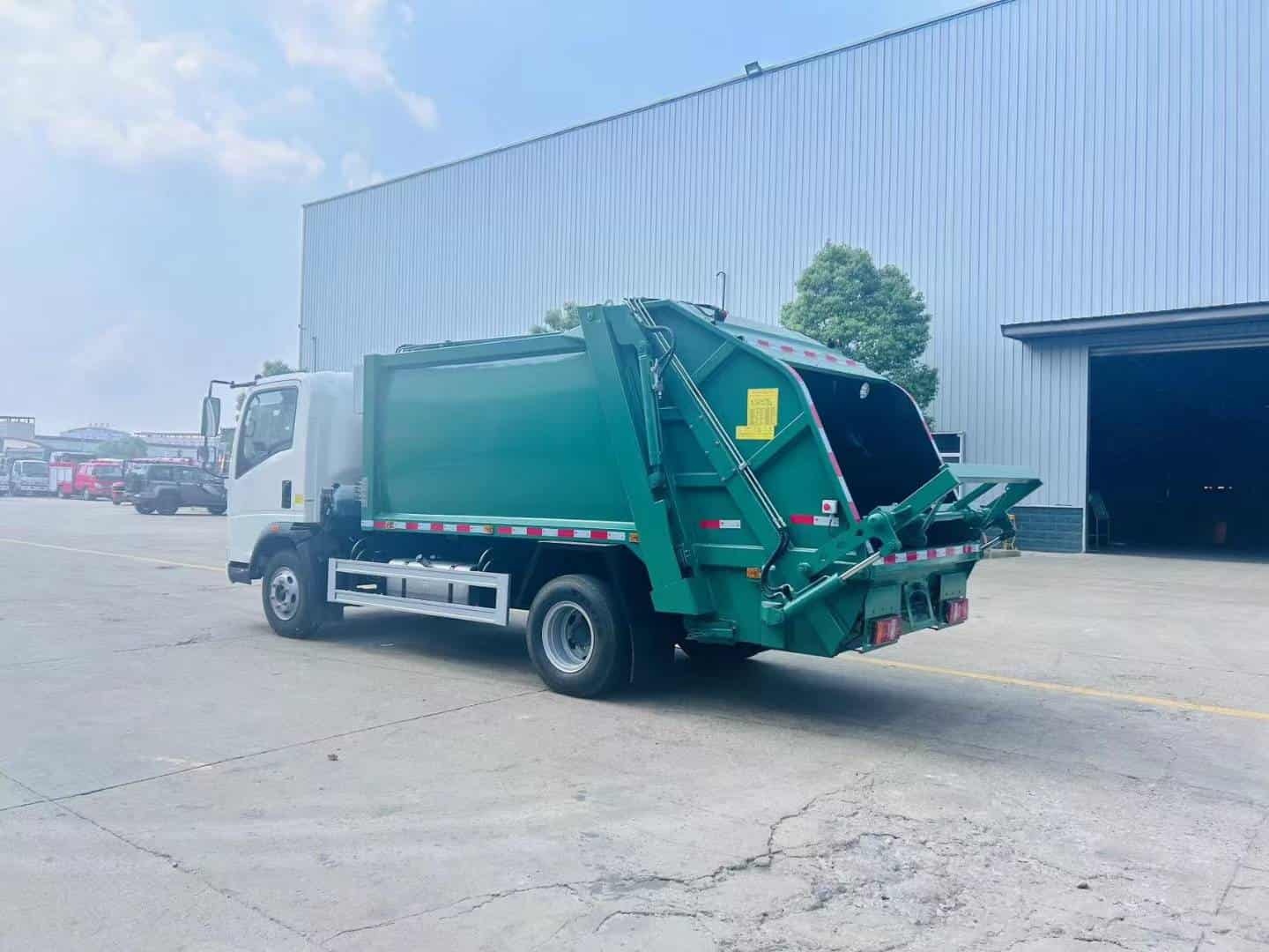 Sinotruk Howo light truck 6 cubic meter compressed garbage truck