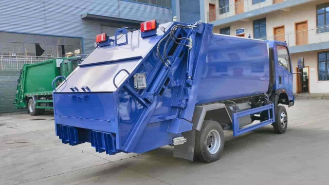 Sinotruk Howo 4x4 Drive 8 Cubic Meter Compactor Garbage Truck