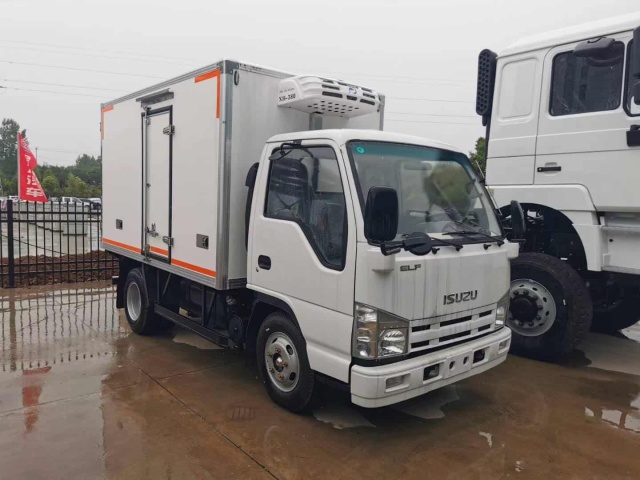 Isuzu 4x2 3-5 ton refrigerated truck