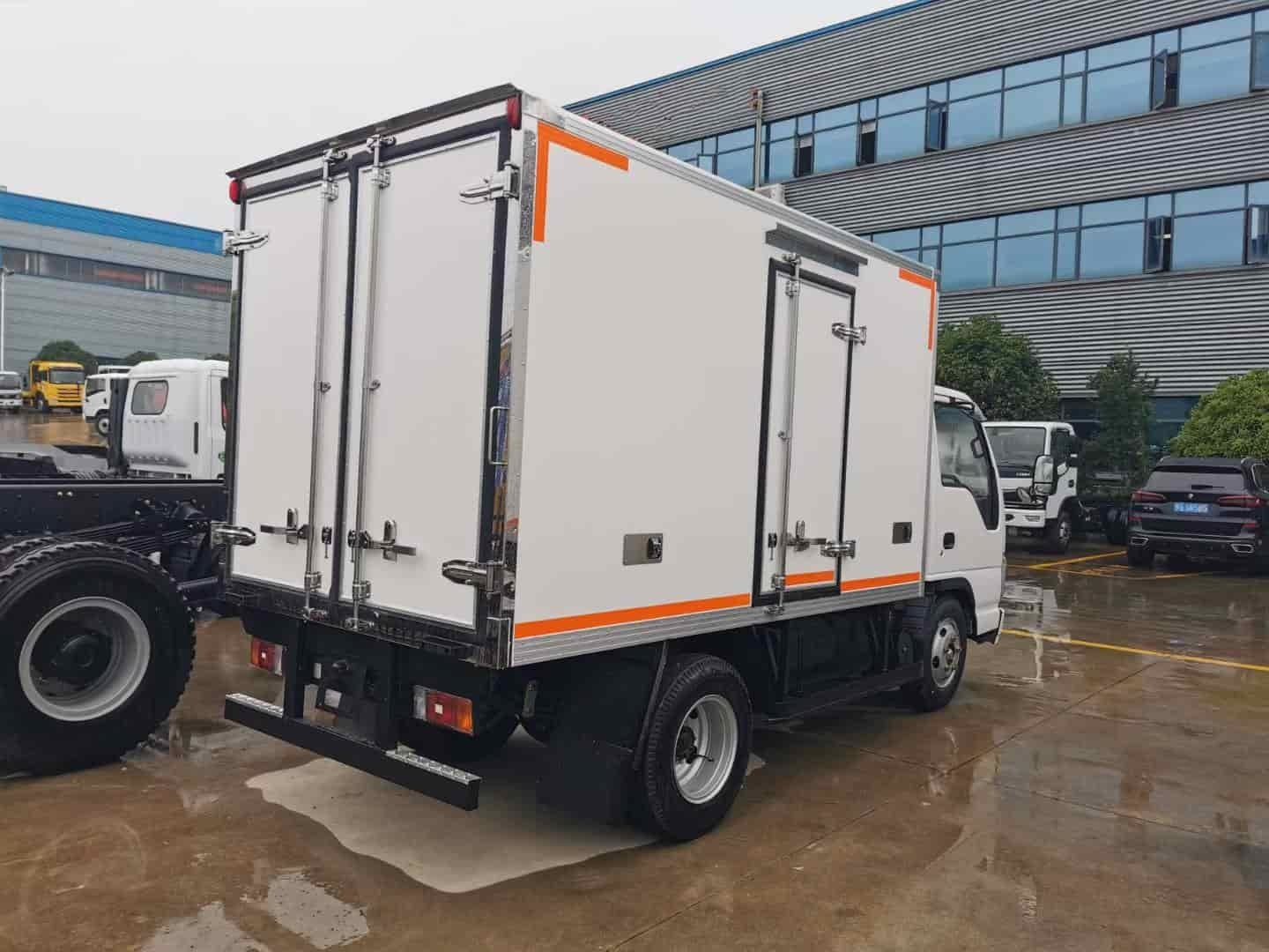 Isuzu 4x2 3-5 ton refrigerated truck
