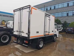 Isuzu 4x2 3-5 ton refrigerated truck