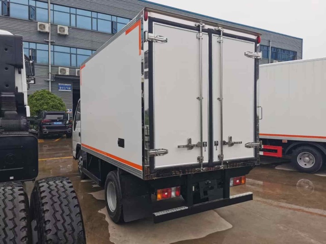 Isuzu 4x2 3-5 ton refrigerated truck