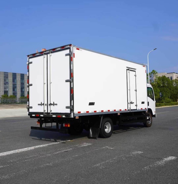 Qingling Isuzu 700P Refrigerated Truck