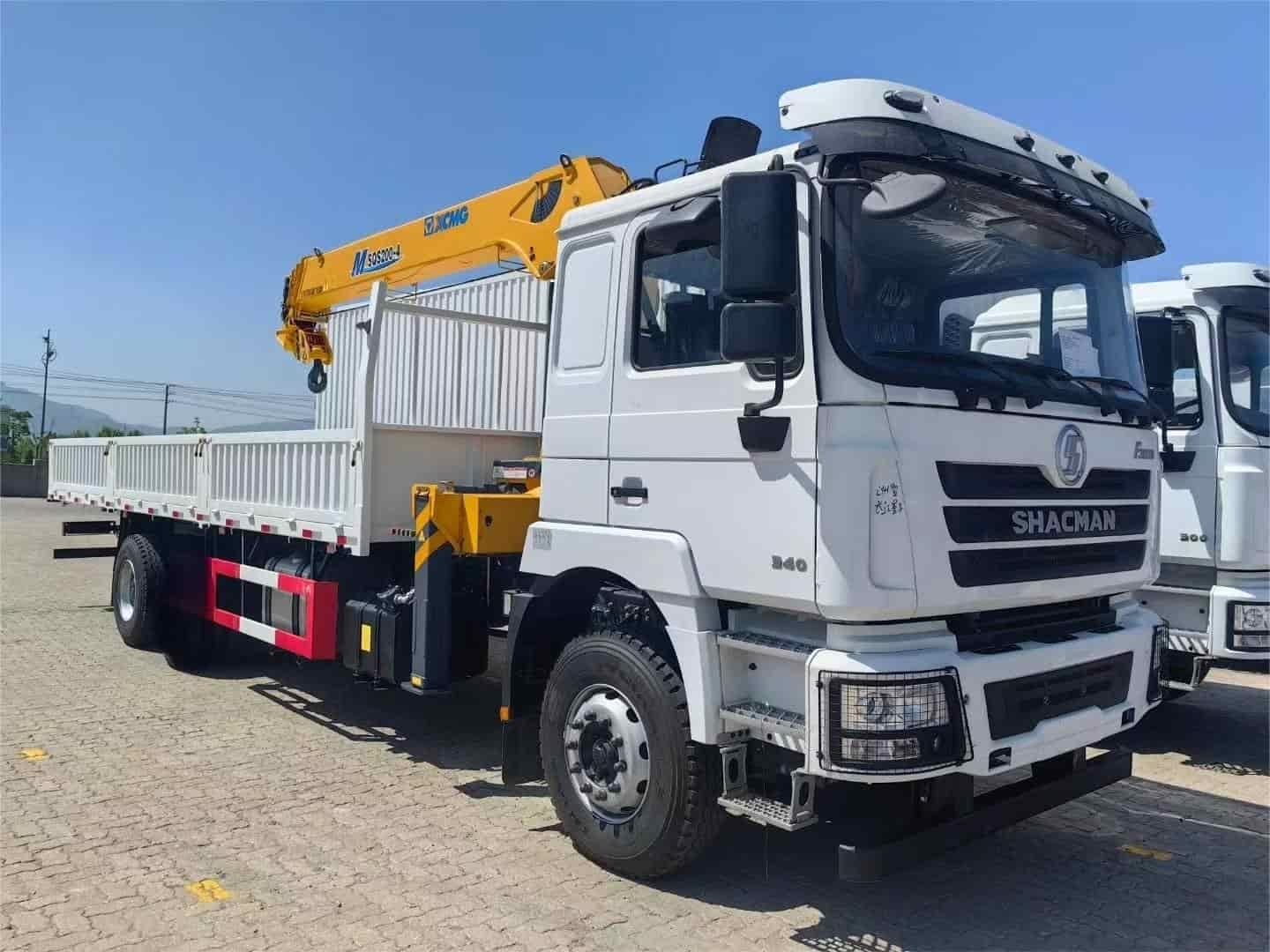 SHACMAN F3000 4 × 2 Truck mounted Crane