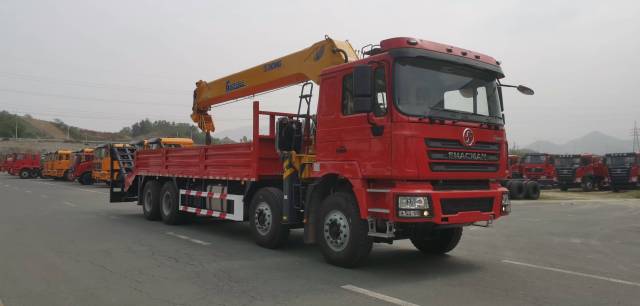SHACMAN F3000 8 × 4 Truck mounted Crane