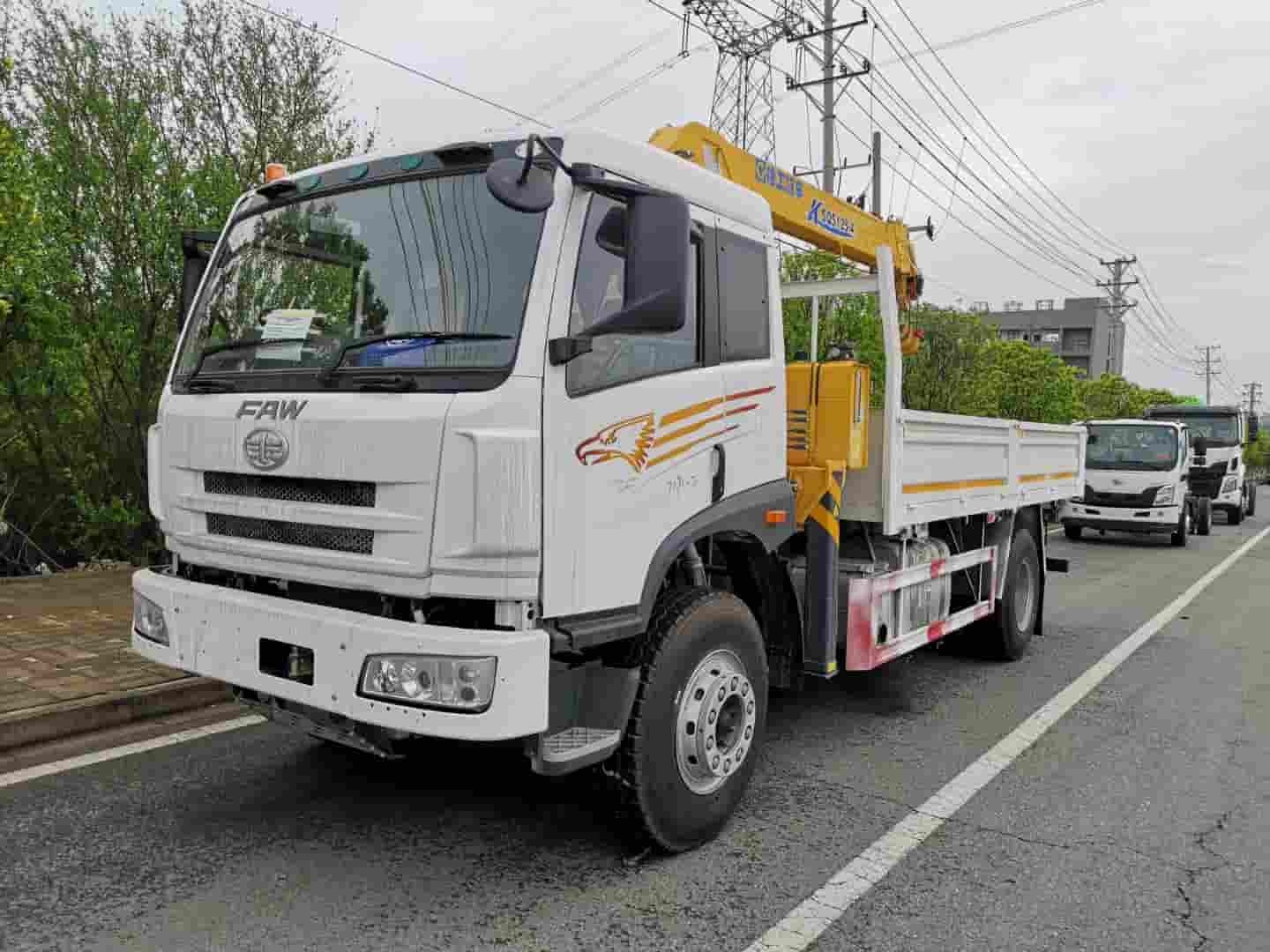 Jie Fang J5-220 HP 4x2 Truck-Mounted Crane with 5-ton Capacity
