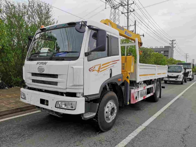 Jie Fang J5-220 HP 4x2 Truck-Mounted Crane with 5-ton Capacity