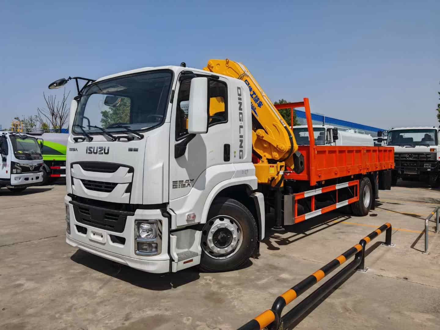 Qingling Isuzu Giant Coffee is equipped with a XCMG eight ton folding arm crane on board