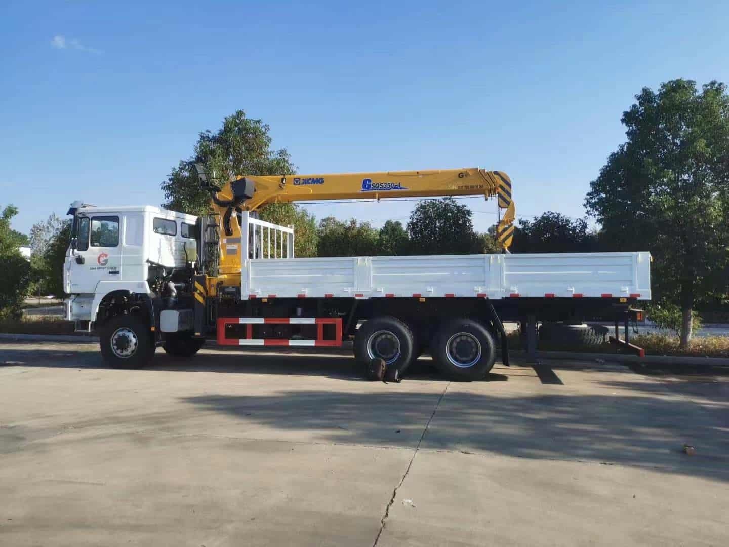 SHACMAN F3000 6 × 6 Truck mounted Crane