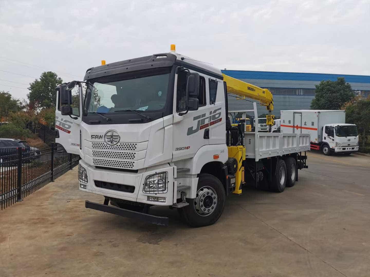 Jiefang JH6 6x4 20 Ton truck-mounted crane