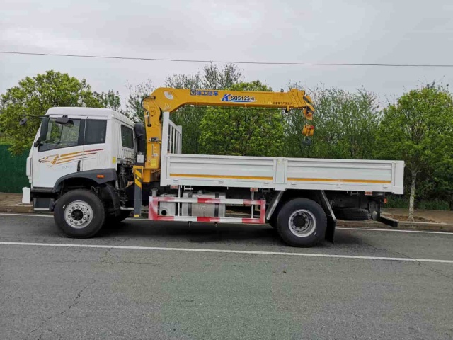 Jie Fang J5-220 HP 4x2 Truck-Mounted Crane with 5-ton Capacity