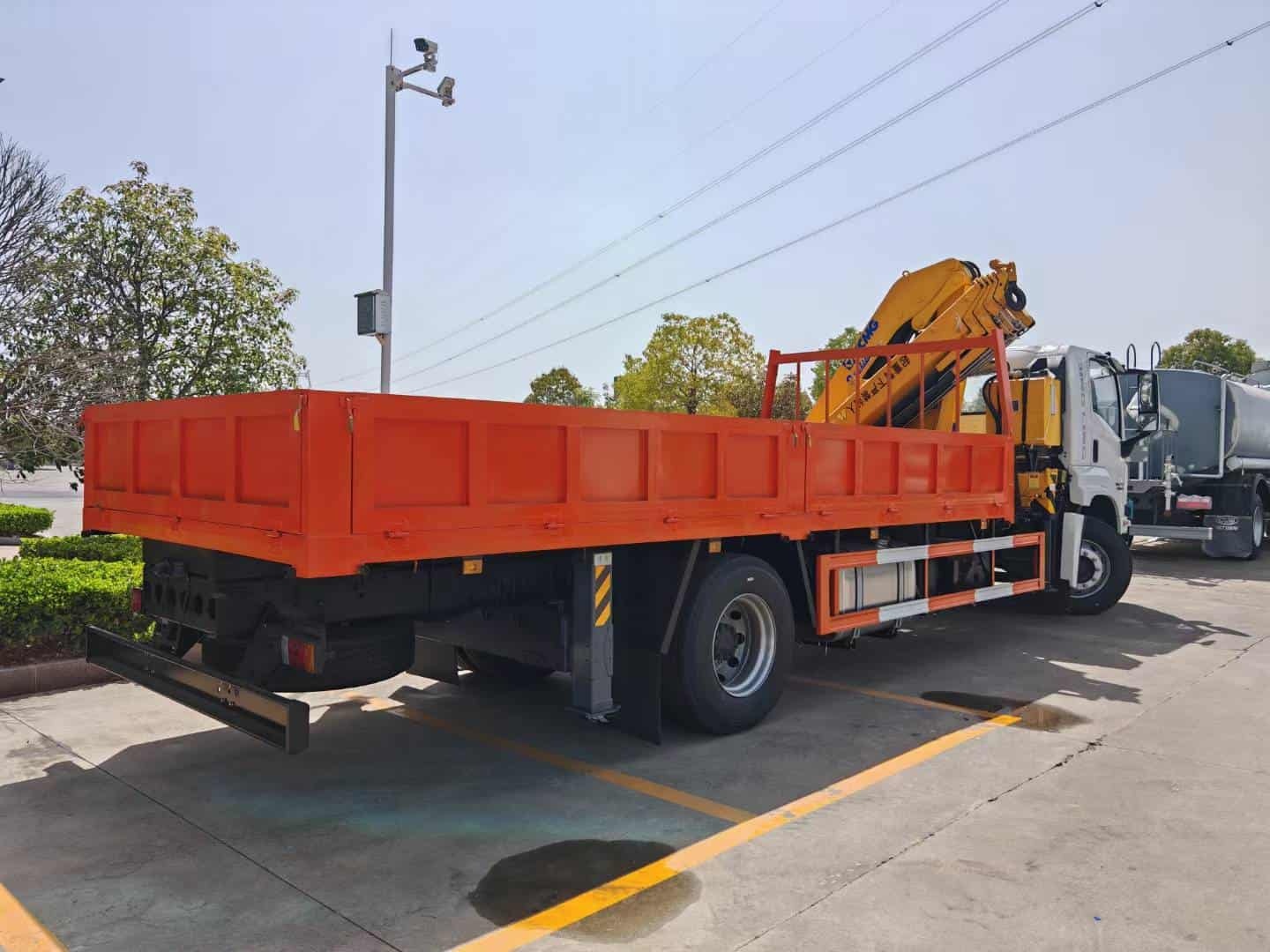 Qingling Isuzu Giant Coffee is equipped with a XCMG eight ton folding arm crane on board