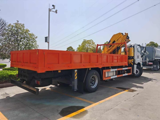 Qingling Isuzu Giant Coffee is equipped with a XCMG eight ton folding arm crane on board
