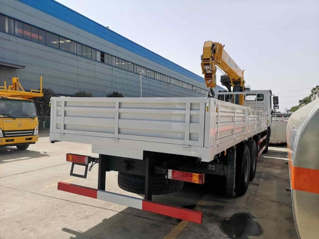 SHACMAN 6X4 truck mounted sling XCMG 10 ton crane